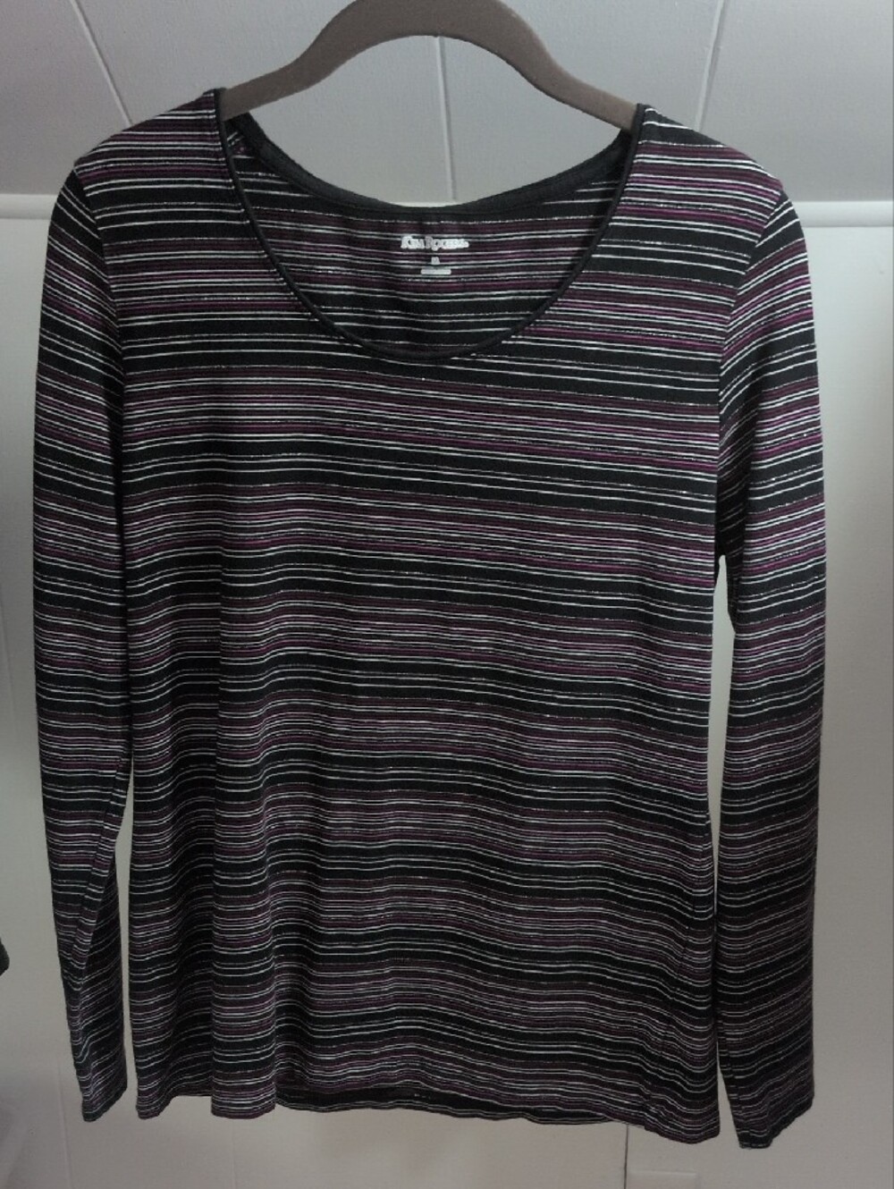 5 Shirts For $17 All In Very Good Used Shape. 2 Tank Tops, 1 3/4 , 2 Long Sleeve - Picture 5 of 6